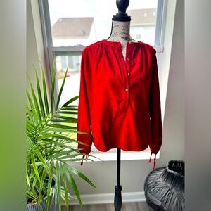 NWOT WOMENS TOP SIZE SMALL.